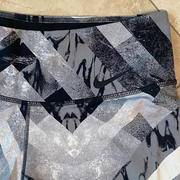 Nike Size Medium Dri-Fit Women’s Capri Leggings - Picture 2 of 7